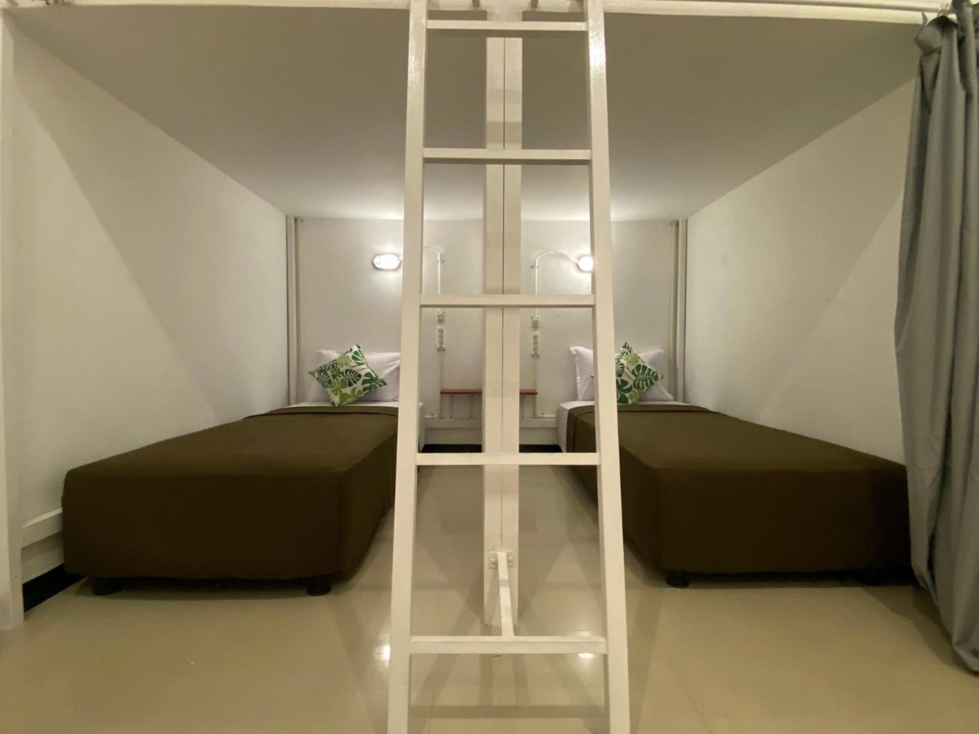 Revive By Snooze Hostel Banyuwangi  Buitenkant foto