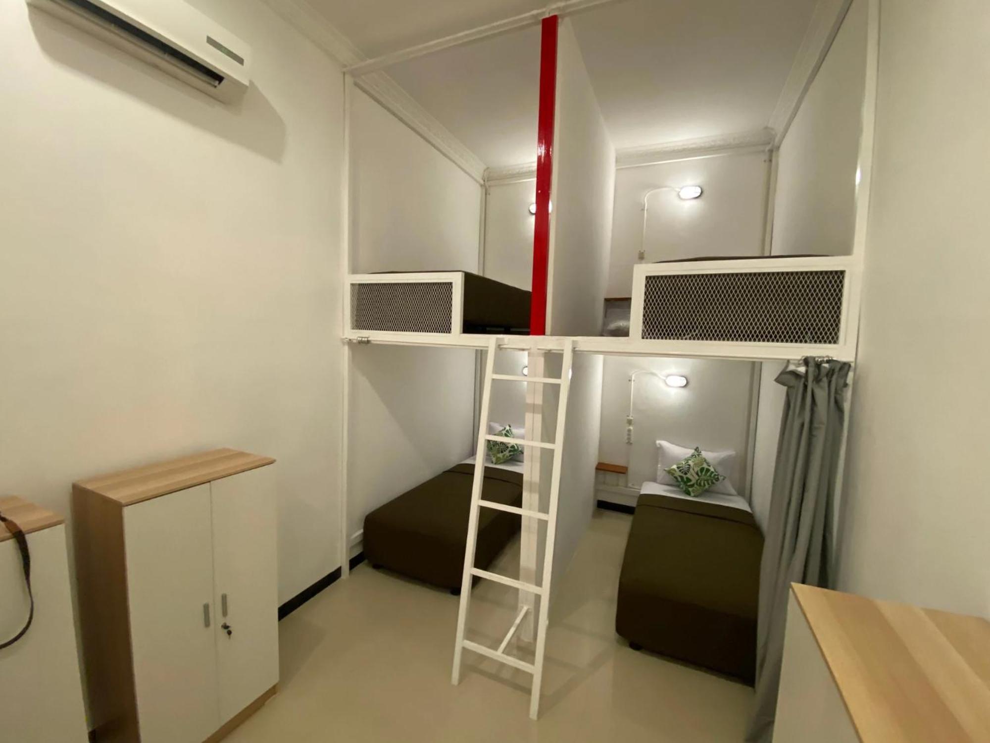 Revive By Snooze Hostel Banyuwangi  Buitenkant foto