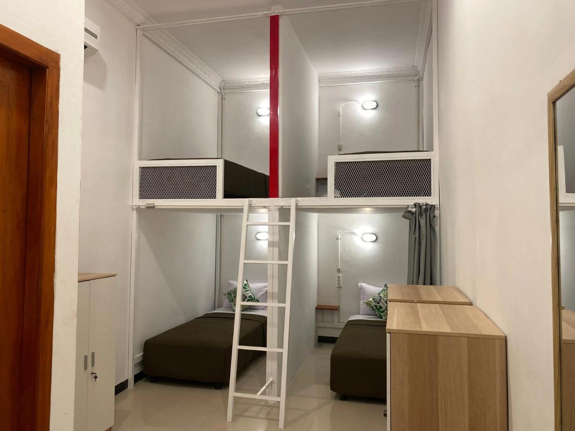 Revive By Snooze Hostel Banyuwangi  Buitenkant foto