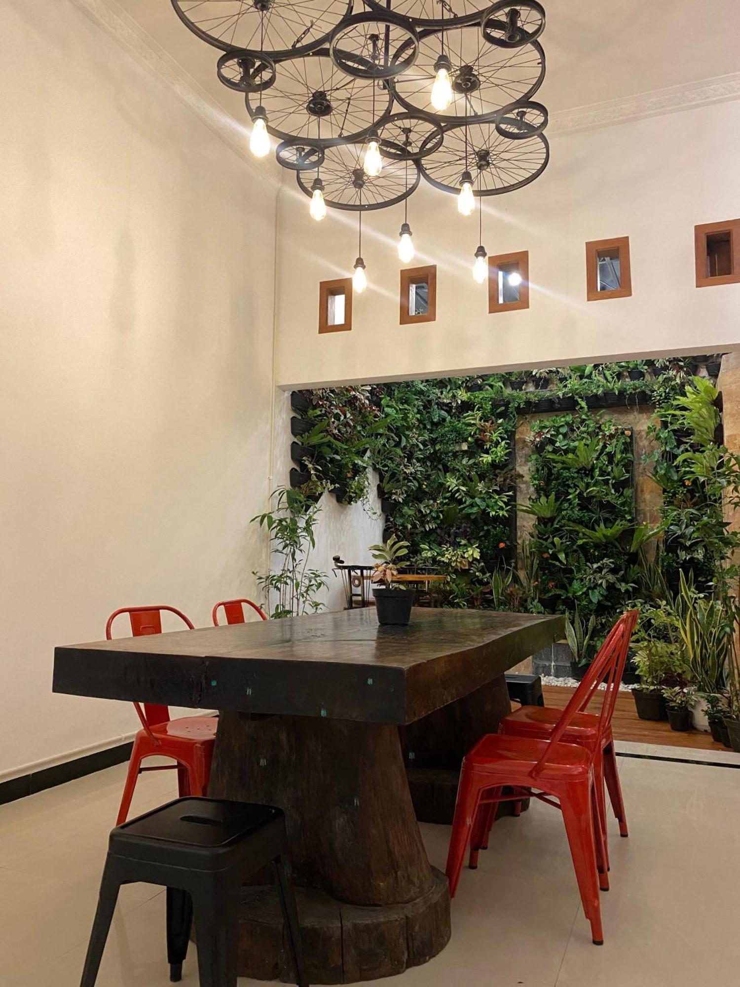 Revive By Snooze Hostel Banyuwangi  Buitenkant foto